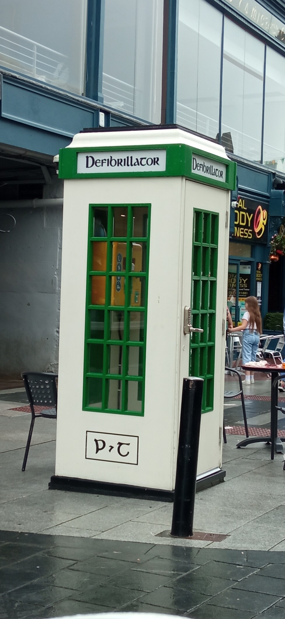 &ldquo;Cabine téléphonique hébergeant un défibrillateur &ldquo;
