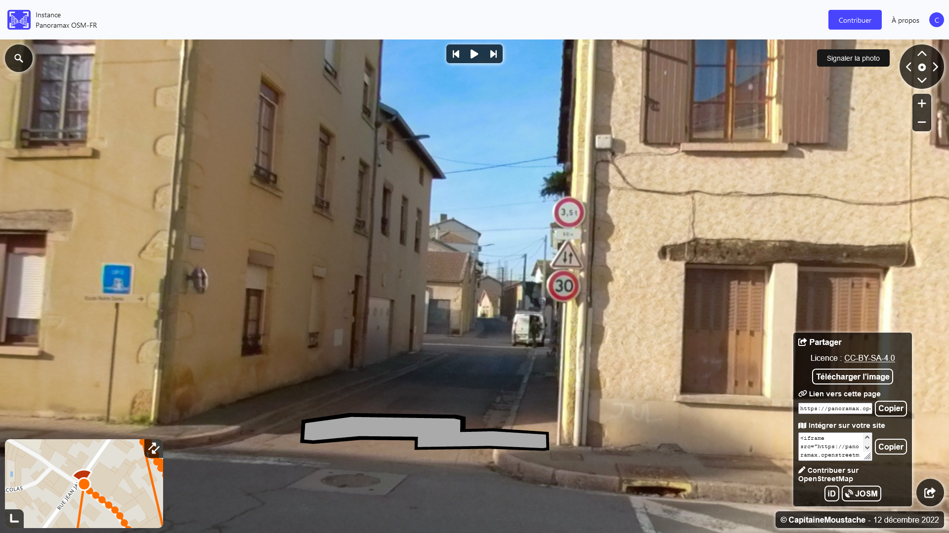 Capture d'écran du site Panoramax hébergé par OpenStreetMap France montrant une photo de rue urbaine où l'on aperçoit notamment un panneau de limitation 30km/h et un panneau de limitation de poids à 3,5 tonnes.