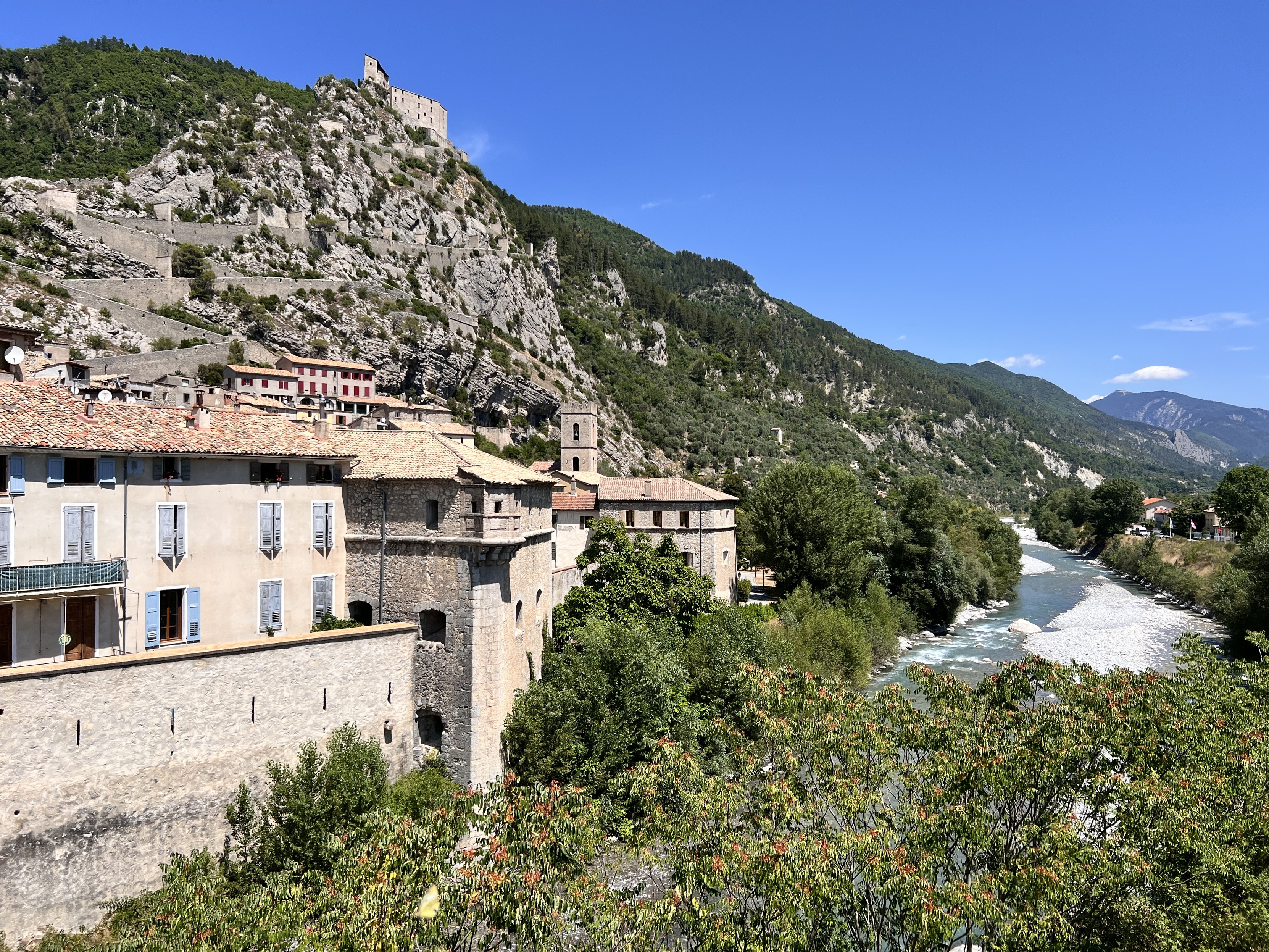 Le village, la rivière et la place forte.
