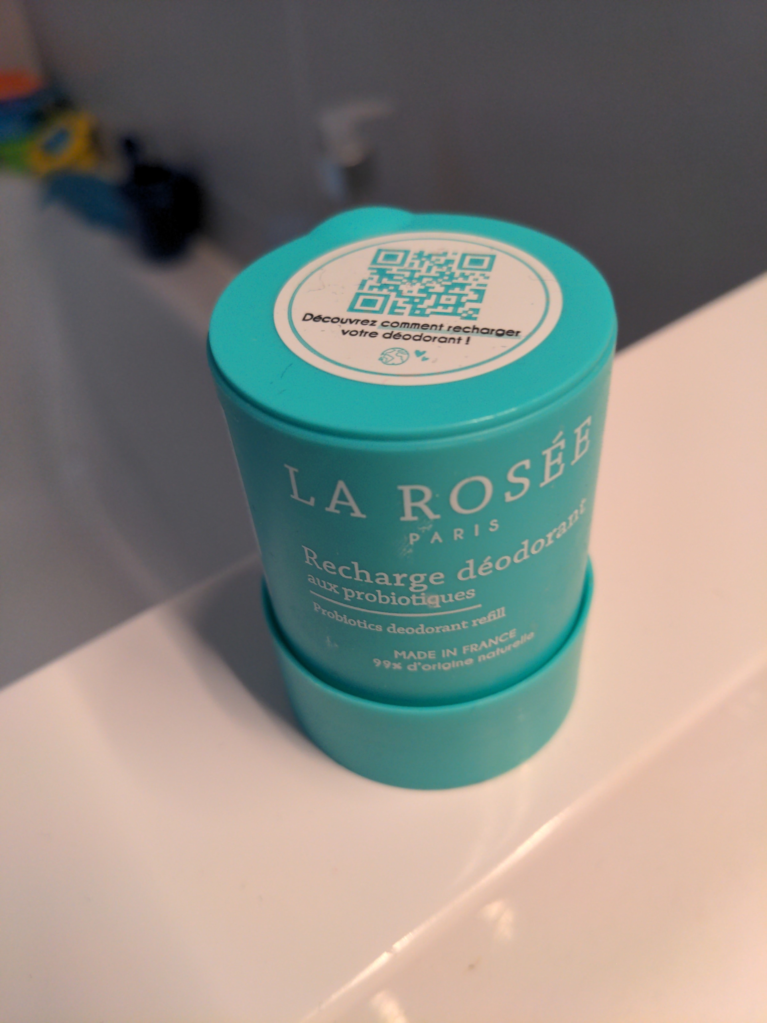 Recharge La Rosée après qu'elle ait été installé dans le déo stick : un flacon en plastique à peine plus petit que le déo, vide... Le fameux QRcode sur le capuchon.