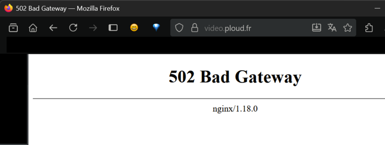 Extrait d'une fenêtre Firefox avec une titre de page 502 Bad Gateway – Mozilla Firefox. On y voit devant la barre de recherche divers boutons comme Firefox View, Accueil, Page suivante/précédente, Actualiser. 

Sur fond blanc un gros « 502 Bad Gateway ». En dessous une ligne continue allant de gauche à droite. Puis encore en dessous « nginx/1.18.0 » en beaucoup plus petit.

Dans la barre de recherche, l’icône du bouclier et du cadena suivi de « video.ploud.fr » et de 3 autres icônes : un onglet…