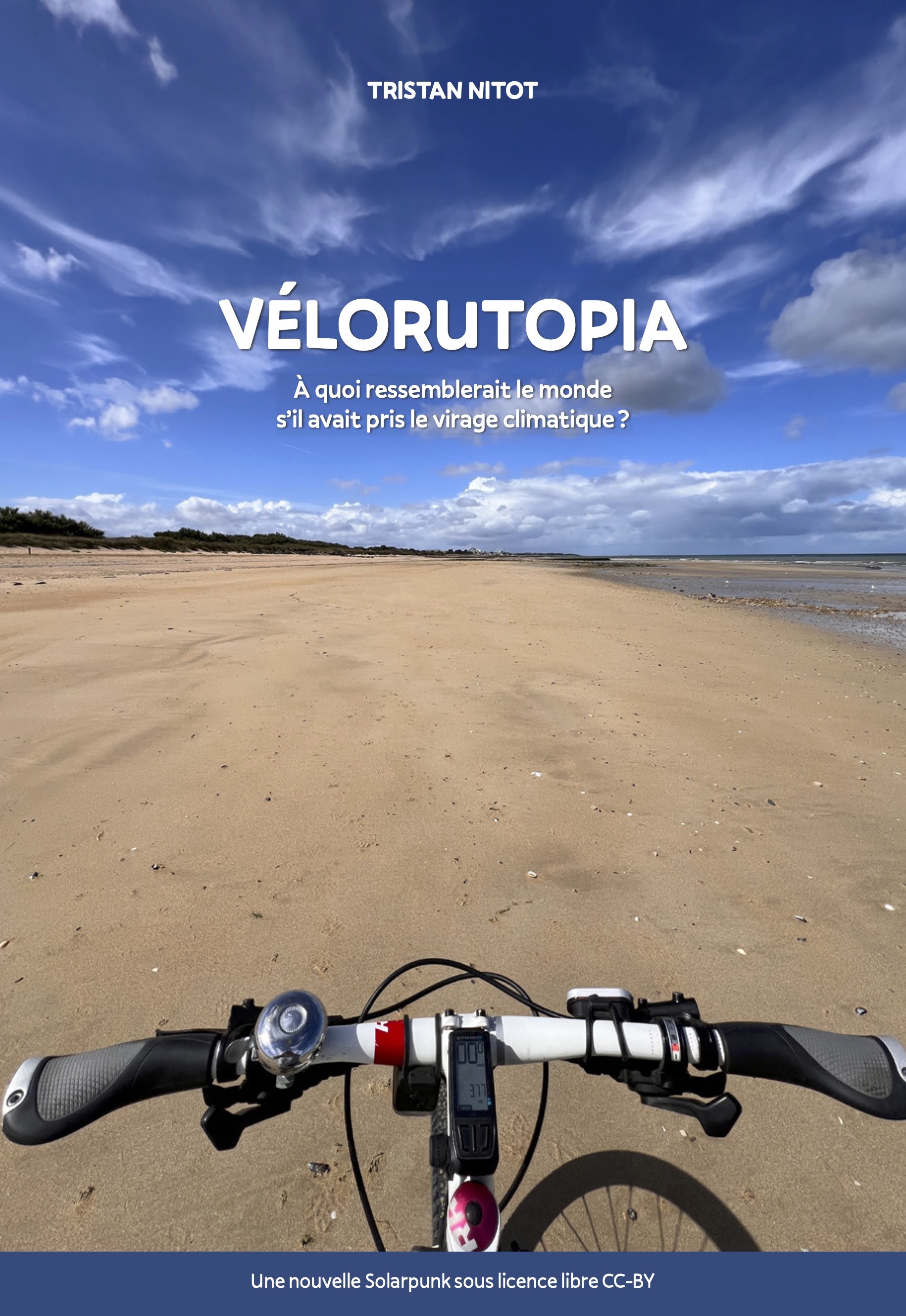 Couverture potentielle de Velorutopia avec une photo d'un vélo sur une plage. La photo est prise depuis la selle, on voit juste le guidon, le ciel est bleu avec des nuages. C'est pris au grand angle, on a une forte impression de perspective.
IL y a le sous-titre "à quoi ressemblerait le monde s'il avait pris le virage climatique ?"