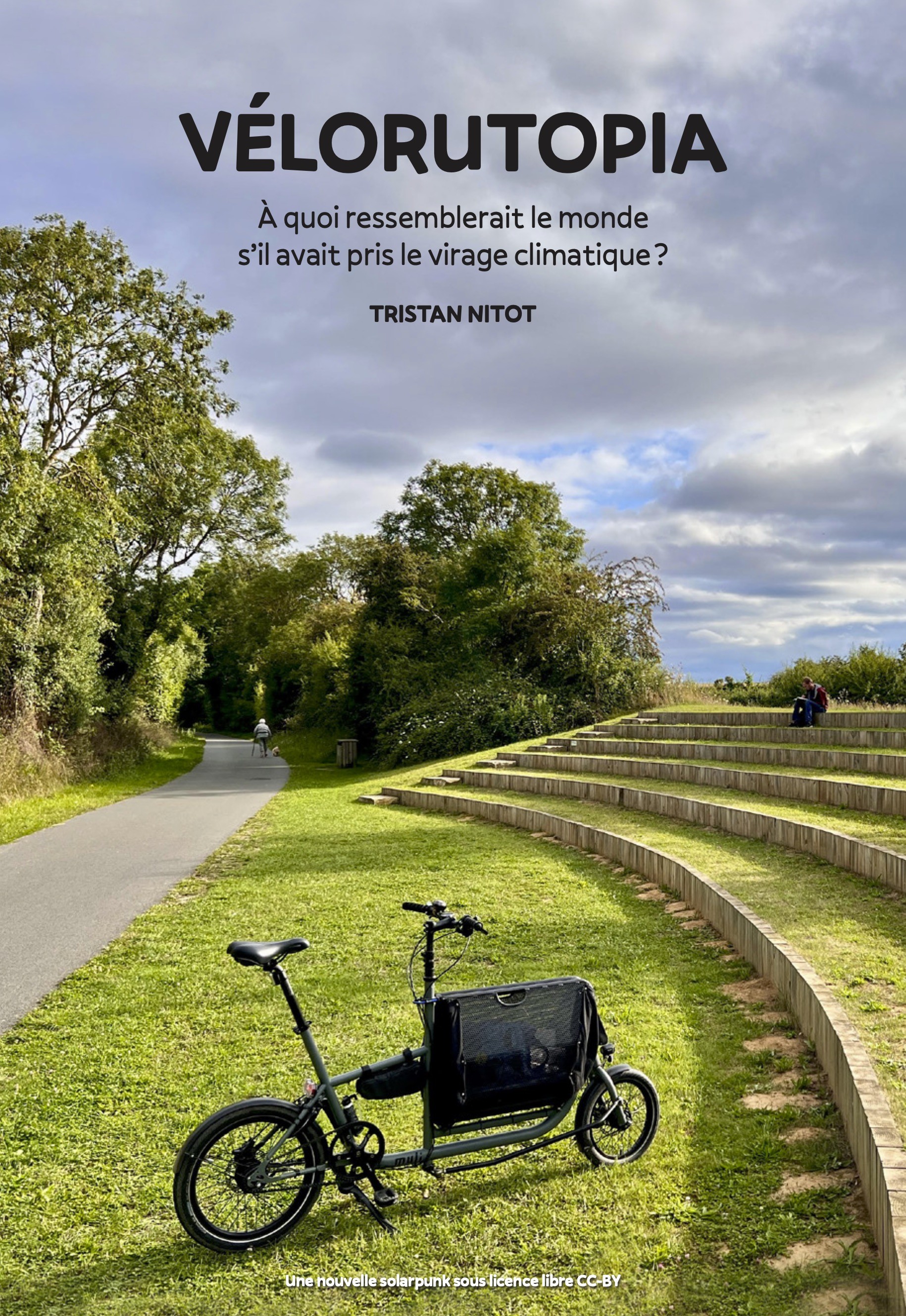 Couverture potentielle de Velorutopia avec une photo d'un vélo cargo qui stationne près d'une voie verte. Dans un coin, un homme lit un livre et sur la voie, une vieille dame avec une canne promène son chien.
Il y a le sous-titre "à quoi ressemblerait le monde s'il avait pris le virage climatique ?"