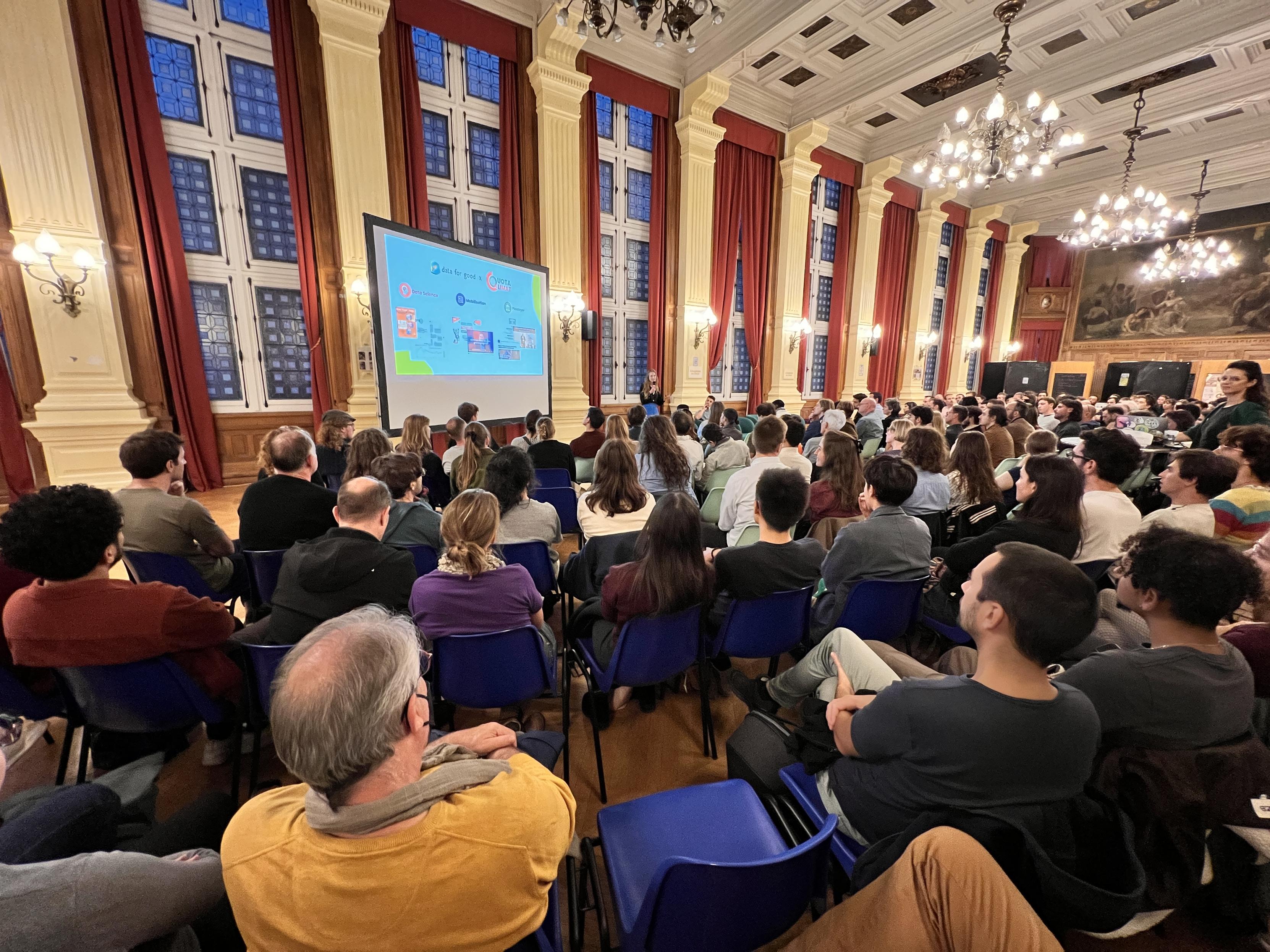 Présentation de Quota Climat dans la grande salle, quasiment pleine à craquer !