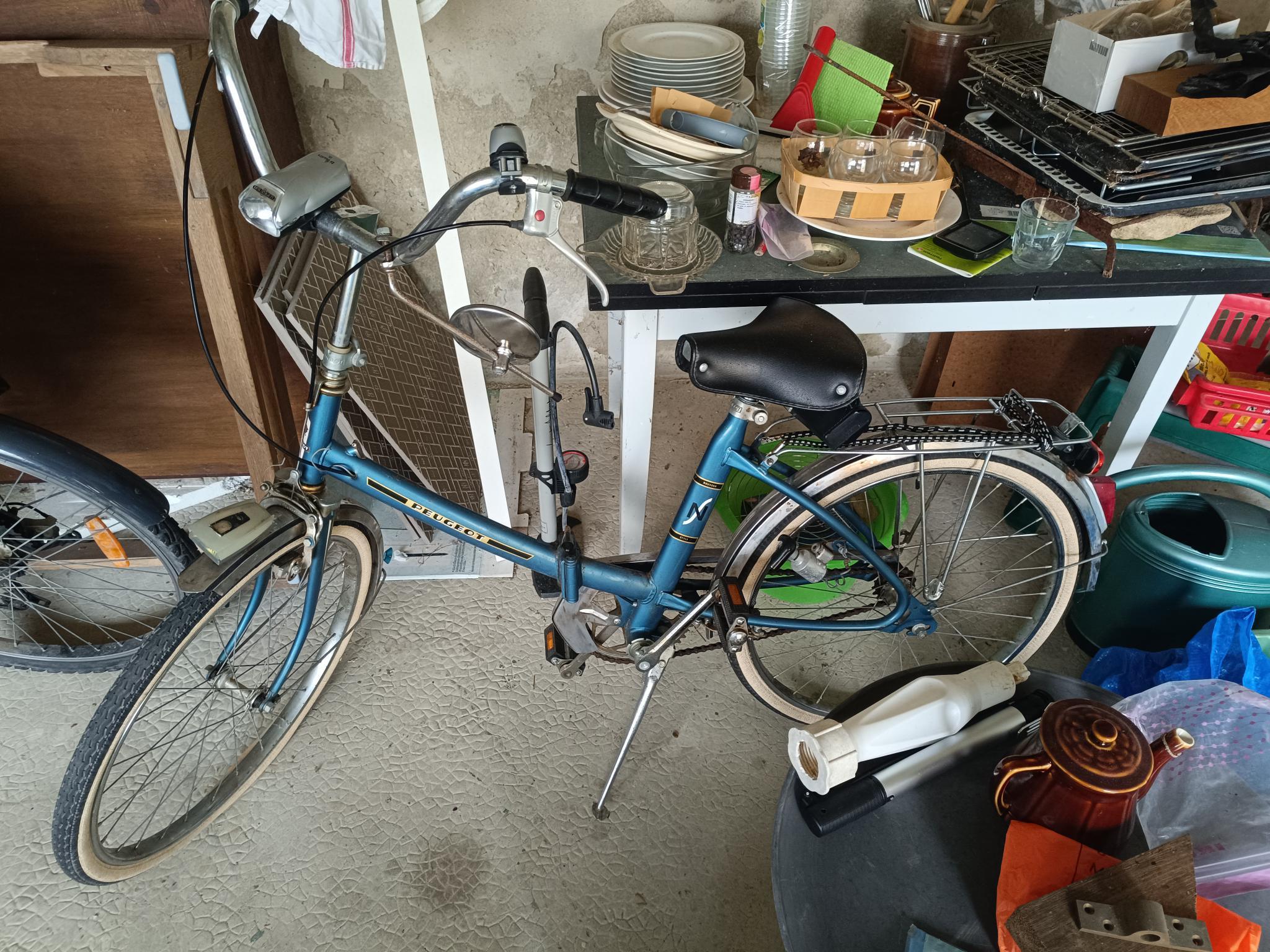 Vélo pliant 
des années 1970, dans un garage