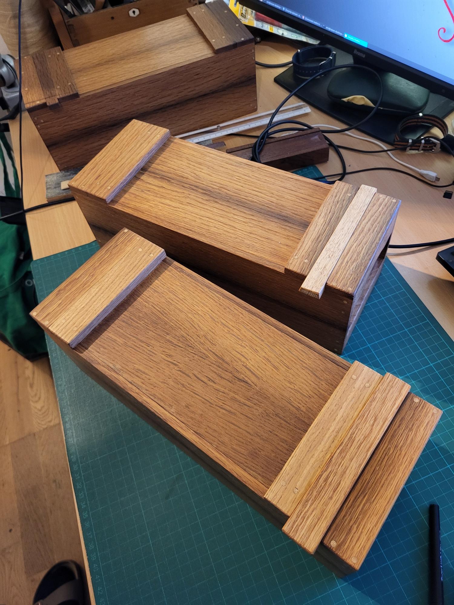 deux boites en bois type boite à outils japonaise avec fermeture du couvercle par coin en bois