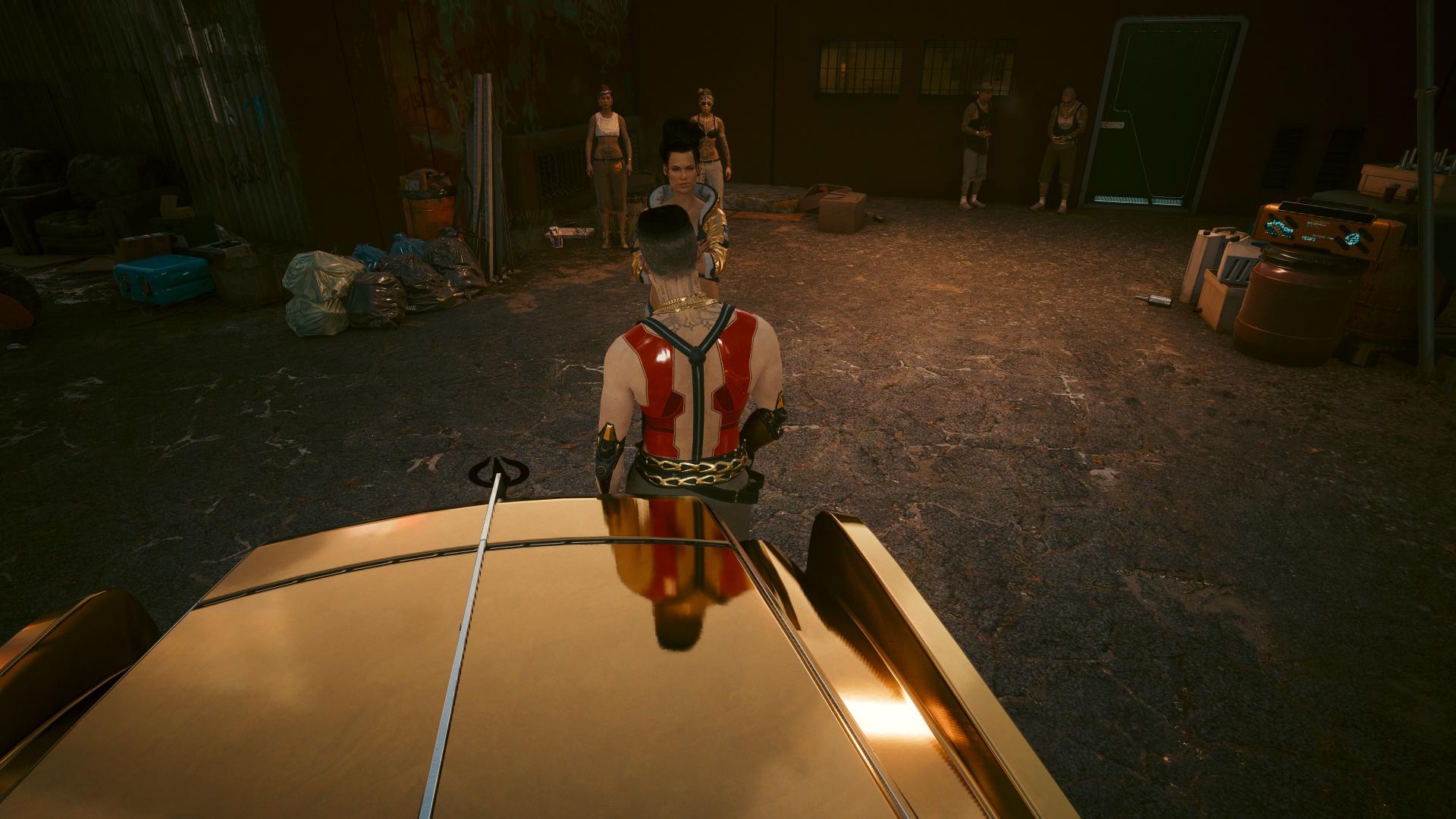 On voir le personnage et son reflet complet sur la carrosserie.