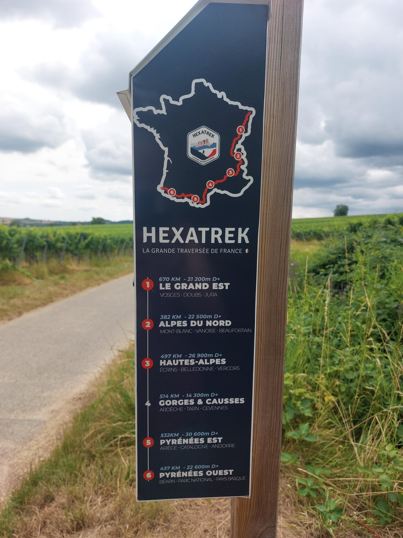 Panneau de l'Hexatrek où l'on voit la carte de France et le tracé de l'Hexatrek.
En dessous le détail de chaque partie.