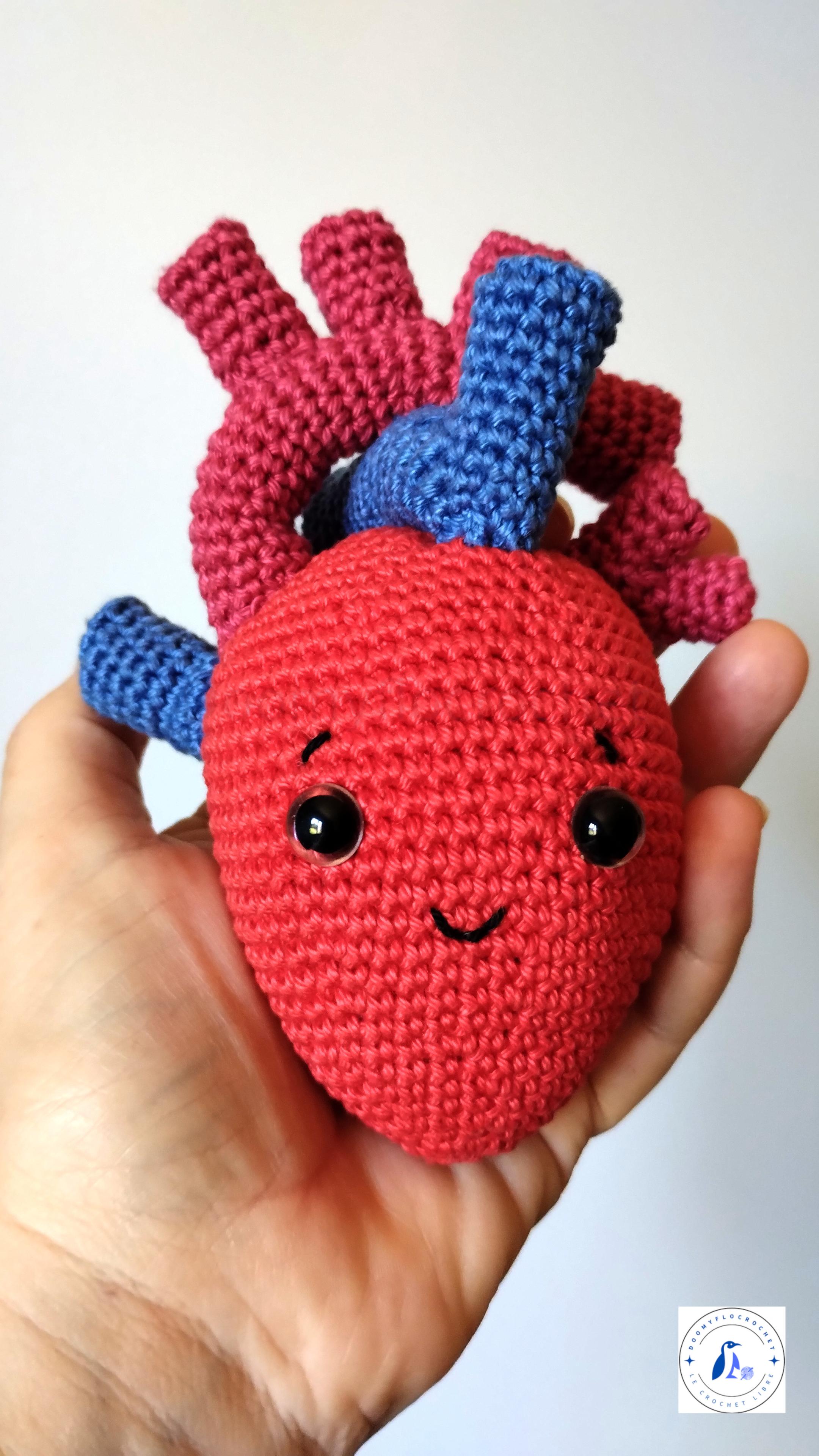 ma création crochet d'un cœur humain en coton https://www.doomyflocrochet.com/fr/peluches-geek/peluche-c%C5%93ur-humain-au-crochet/#cc-m-product-8288718962