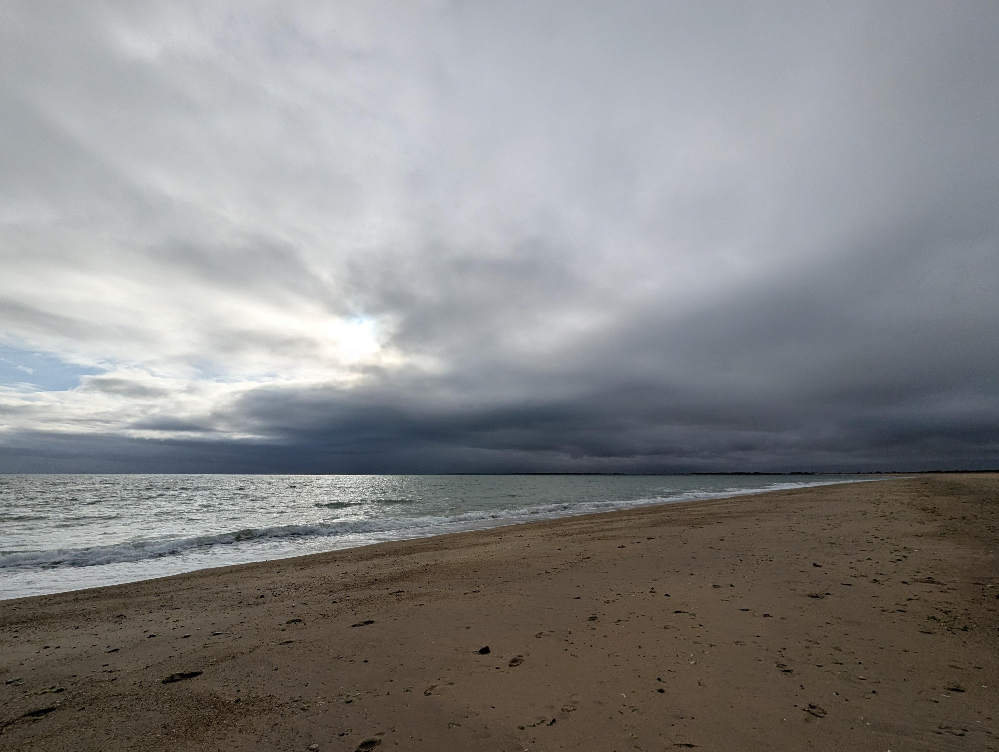 Plage sous un ciel chargé