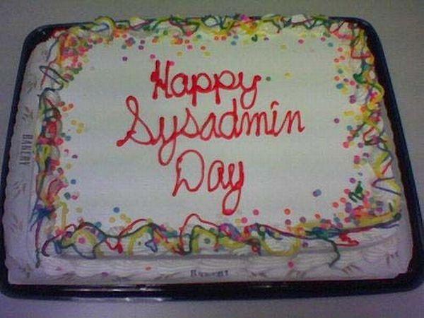 Photo d'un gâteau sur lequel il est écrit « Happy Sysadmin Day »
