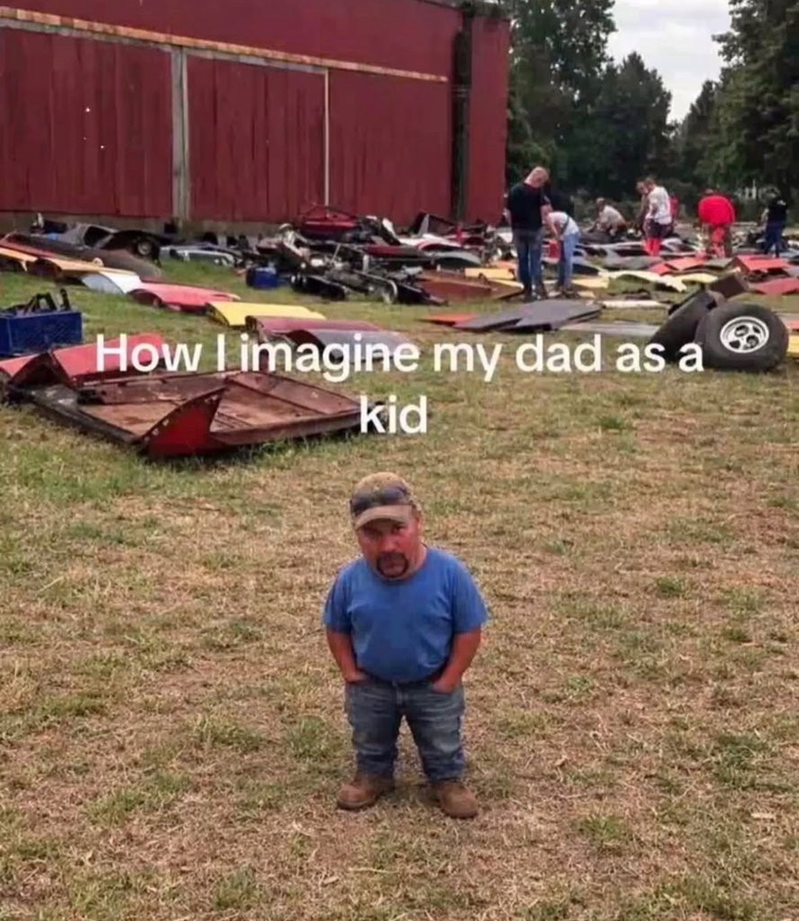 "How I imagine my dad as a kid" - inscription en surimpression d'une photo, au dessus d'un homme de petite taille qui se tient debout, face caméra, les mains dans les poches.